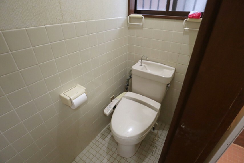 トイレ 窓がついており通気性の良い造りです。階段下を利用した収納もあり、お掃除用具等の収納が可能です。