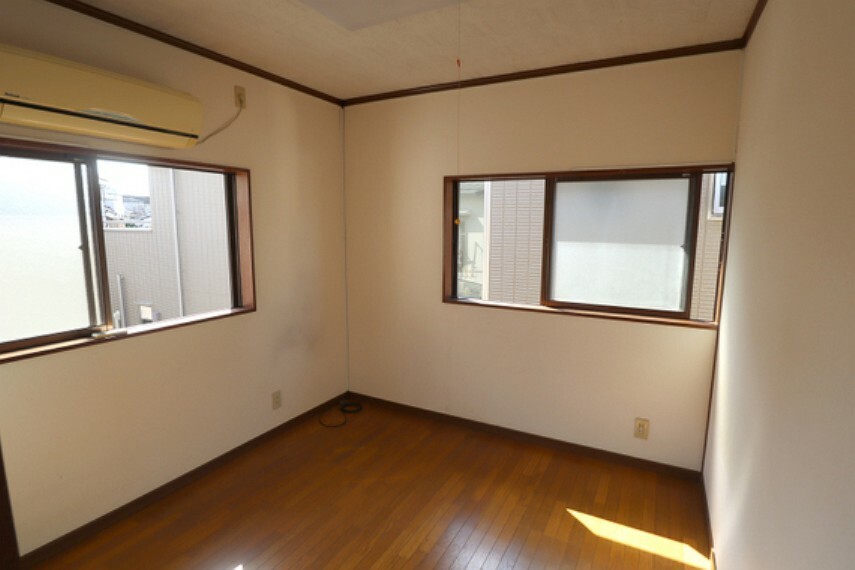 洋室 2階東側洋室約4.5帖。窓が2面あり通気性のお部屋です。正方形で家具の配置もしやすいお部屋です。