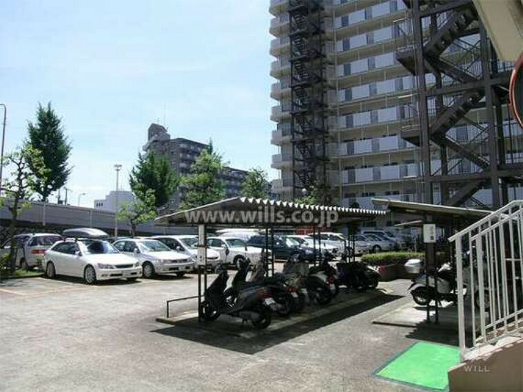 敷地内駐車場（平面式）と駐輪場、バイク置き場