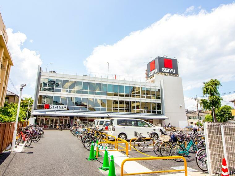 スーパー 西友蕨店（全国展開の強さをもっています。東京都を拠点として全国展開するスーパーマーケットチェーンです。家族の味方を自負し、食料品、衣料品、住居用品などを時代のニーズにあわせて、きめ細かくご提供しています。）