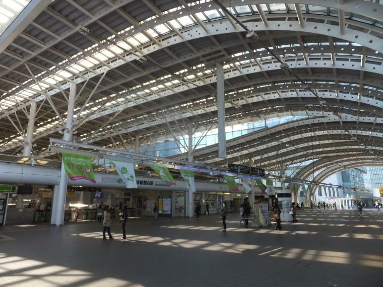 さいたま新都心駅（埼玉県の交通アクセスの中心で、駅からはJR宇都宮・高崎線と京浜東北線が利用可能です。上野東京ライン開通に伴いJR宇都宮・高崎線は「東京」駅経由で「品川」駅や「横浜」駅方面も移動がラクになりました。）