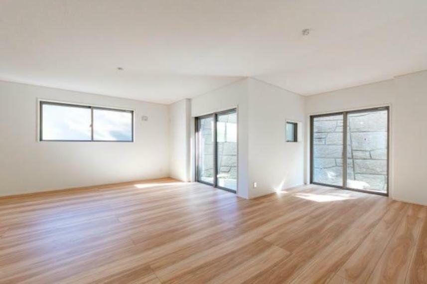 居間・リビング 「住み心地の良いリビング空間」 縦長のリビングで家具の配置もスッキリ。 窓が多く明るく開放的。