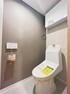 トイレ 白を基調とした清潔感溢れるトイレです 床材や天井と壁のクロスも張り替えましたので清潔な空間になっております