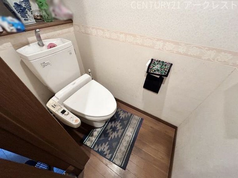 トイレ 窓のある1階の温水洗浄便座付トイレです