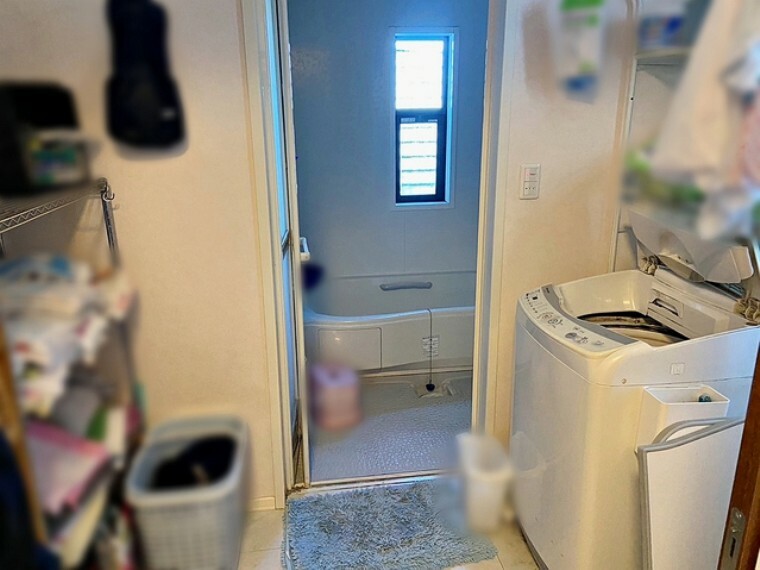 脱衣場 LDK隣接の洗面脱衣室にある洗濯機置き場。家事動線が考えられた間取りは家事の時短になりますね！