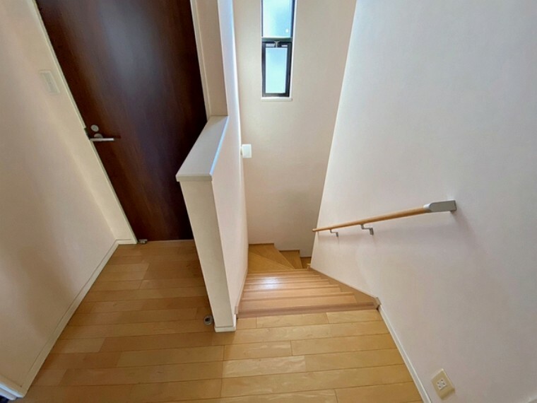 【2階廊下・階段】 清潔感のある、明るい2階廊下 階段には手摺付きで安全をサポート