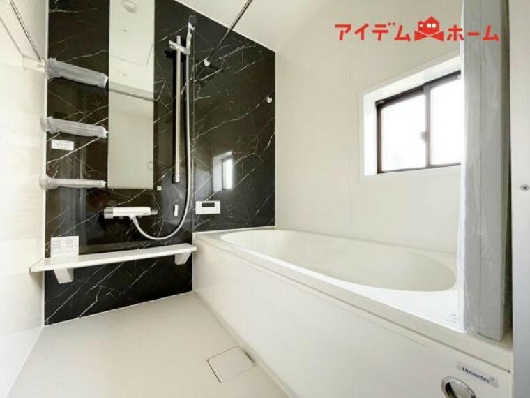 浴室 ゆとりの洗面スペースで朝の身支度も快適スムーズ。 鏡の裏にはたっぷりと収納スペースを標準装備！