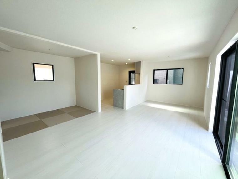 居間・リビング リビングと畳スペースを合わせると20帖以上の大空間に＾＾白を基調としたデザイン＾＾家具選びが楽しくなりそうですね＾＾