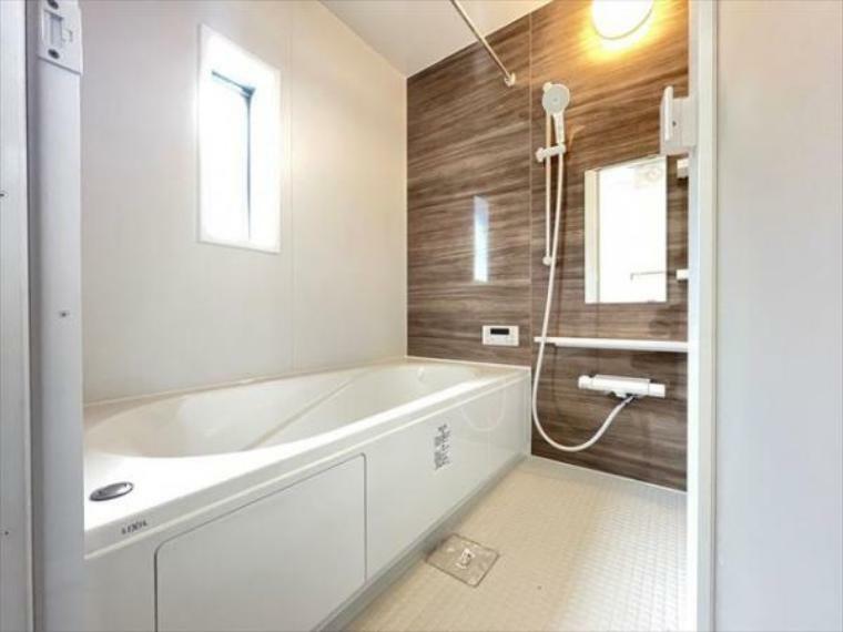 浴室 浴槽は跨ぎやすいよう配慮されており、シャワーヘッドの位置も変えられる、使い勝手の良い浴室です。（2024.4.21撮影）