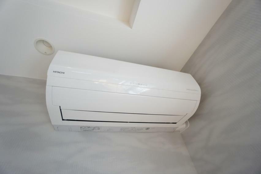冷暖房・空調設備 リビングにはエアコン付き。