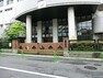 小学校 東泉小学校は創立130年の歴史ある学校です。5000円札の樋口一葉の生まれ育った龍泉寺町に程近く下町情緒のある、地域に密着した学校です。本格的なオーケストラを有しており、音楽活動がが盛んです。