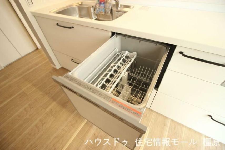 キッチン 食器洗浄乾燥機は、家事の負担を軽減します。高温のお湯と水圧で洗浄し、手洗いよりも清潔です。