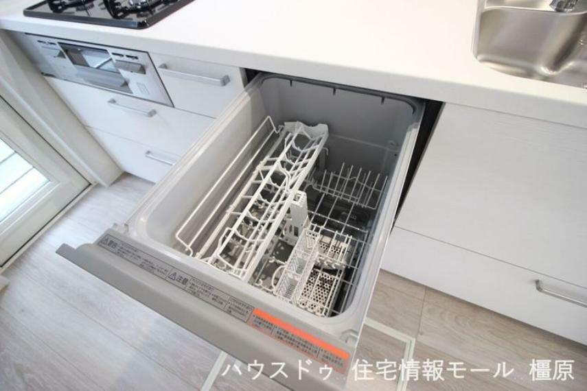 キッチン 食器洗浄乾燥機は、家事の負担を軽減します。高温のお湯と水圧で洗浄し、手洗いよりも清潔です。