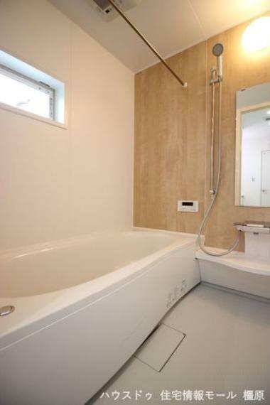 浴室 足を伸ばしておくつろぎ頂ける1坪サイズ。浴室乾燥機・追い焚き機能を完備しております。