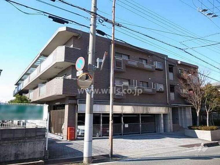 【外観】「ファミール豊中本町」は、阪急宝塚線「豊中」駅から徒歩10分の物件です。