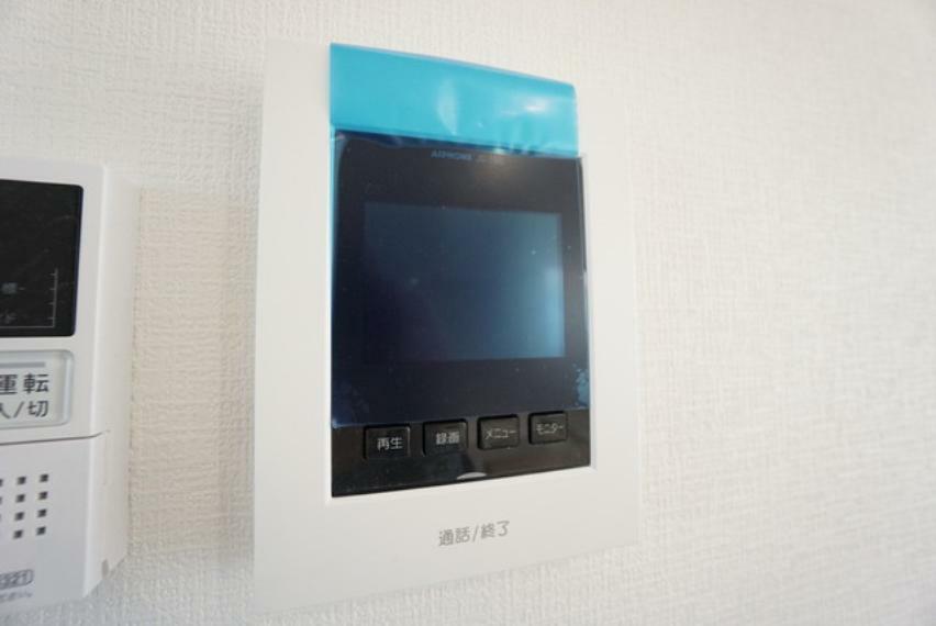 TVモニター付きインターフォン 部屋の中にいながら訪問者の確認ができるTVモニター付きインターフォンがキッチン近くに設置されています＾＾
