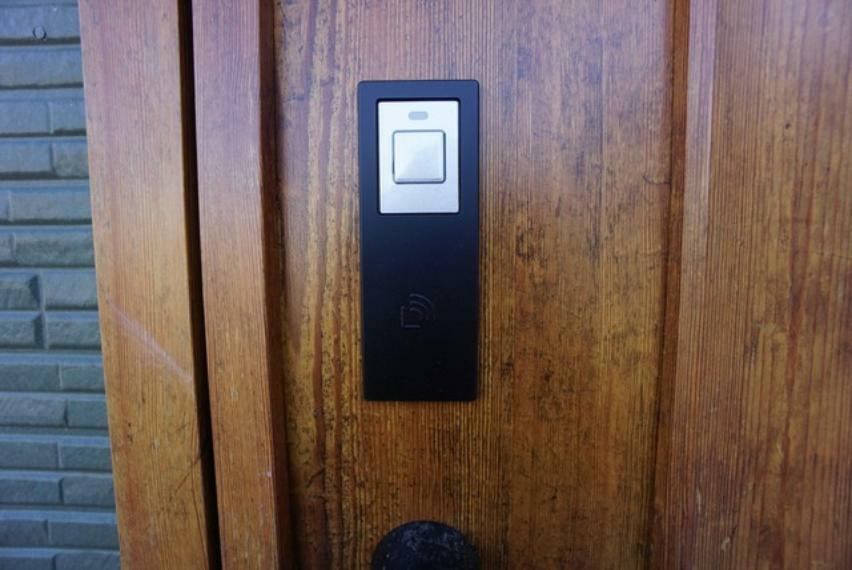 防犯性が高い玄関扉のタッチキー。バッグから鍵を取り出す必要がなく、手が塞がっていてもボタンを押すだけで鍵が開きとっても便利ですね。