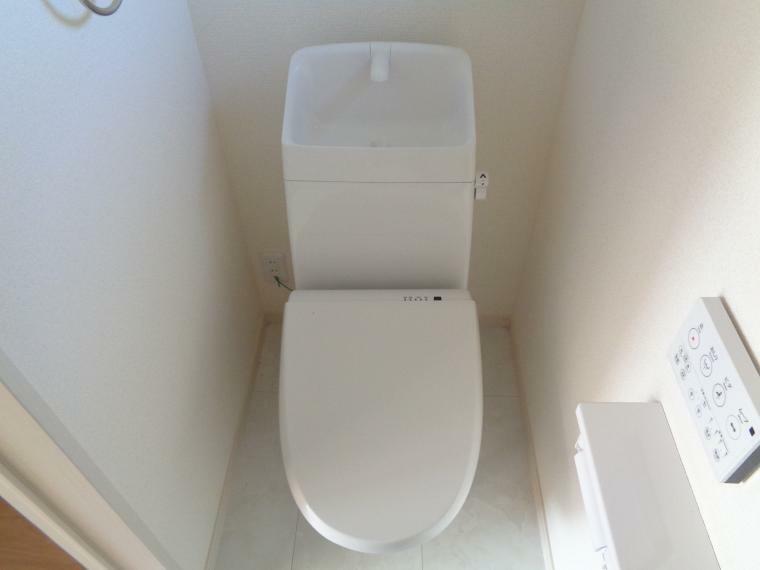 トイレ トイレは2ヶ所あり、温水洗浄便座です。こちらは2階です。
