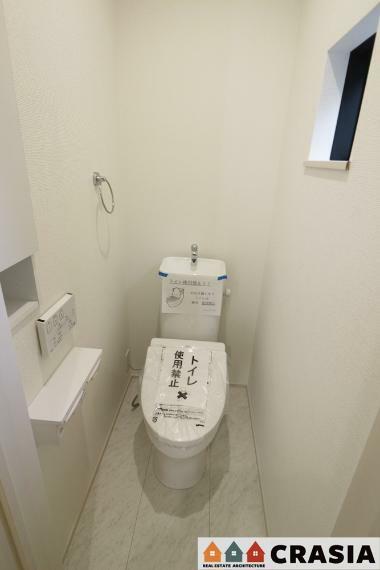 トイレ 1階トイレです。壁には収納スペースがあり、トイレットペーパーや芳香剤などを置くのに便利ですね（2024年4月撮影）