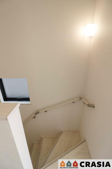 階段には手すりが設置されています。階段などでつまずいた時、滑りそうになった時に、手摺があればつかまることができるので、思わぬ転倒事故を防ぐことができます（2024年4月撮影）