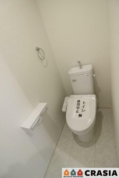 トイレ 2階トイレです。快適な温水清浄便座付。いつも使うトイレだからこそ、こだわりたいポイントです（2024年4月撮影）