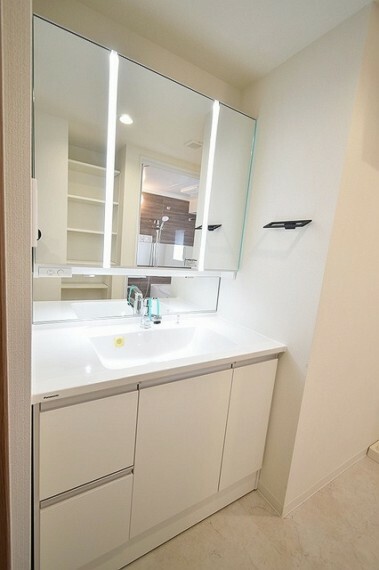 洗面化粧台 マンションならではの広く、鏡の大きな洗面化粧台。