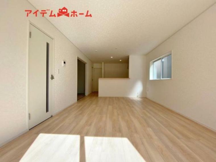 居間・リビング リビングと隣り合った和室の扉を開ければ 一つの部屋として使用でき、ゆとりのある空間を実現！