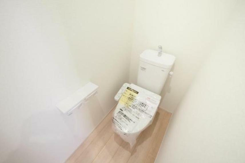 トイレ ■トイレ（2階）■　ウォシュレット付き温水洗浄便座