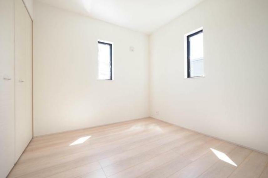 洋室 ■洋室4.5帖（東側）■　クローゼット収納付きの二面採光の使いやすいお部屋