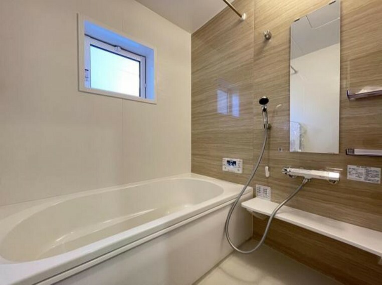 浴室 ゆったりと浸かれる1坪風呂を採用！1日の疲れを癒してくれる浴室は、窓のある開放的な空間