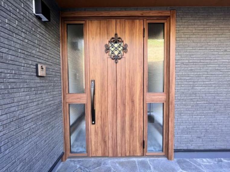 玄関 【リフォーム後】玄関の写真です。お家のお顔ともなる玄関は大建製のドアに新品交換しました。