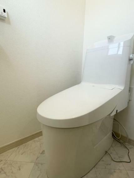 トイレ 【リフォーム済写真】トイレはLIXIL製の温水洗浄機能付きに新品交換しました。キズや汚れが付きにくい加工が施してあるのでお手入れが簡単です。直接肌に触れるトイレは新品が嬉しいですよね。