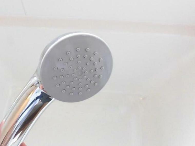 浴室 【リフォーム済写真】新品交換されたユニットバスのシャワーヘッドです。従来製品よりさらに節水を実現。シャワーの勢いはそのままに、省エネに大きく貢献しています。