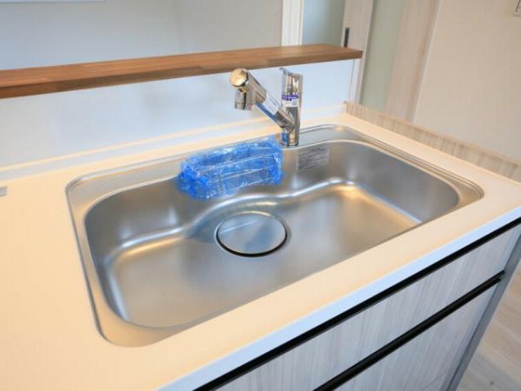 浄水器付きキッチン水栓　キッチンの水栓には、浄水器を標準装備。水道水をそのまま飲むことができ、お米などをおいしく炊くことも可能です。