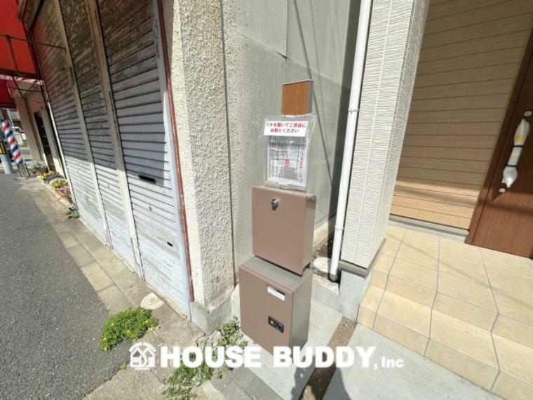 庭 玄関先にはスタイリッシュな郵便受けが設置されています。