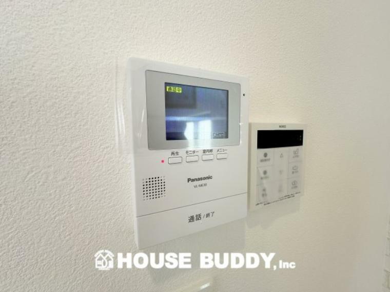 TVモニター付きインターフォン 来客時にカラー画像で確認が出来るモニター付きインターホンを設置。「見える安心」を形に。家事導線を考慮した箇所に設置し、夜間でもLEDライトでくっきりと映ります。