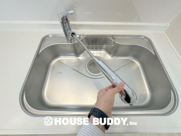 ヘッドはシャワーや浄水・原水に切り替え可能でノズルが延びるビルトイン式浄水器水栓を採用。 シャワーノズルでシンク周りも簡単にお手入れでき、見た目もスッキリです。