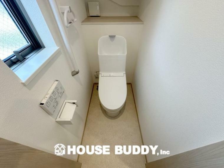 トイレ 1階、2階ともにお手入れも楽々、清潔感のあるシャワーつきトイレを採用しました。