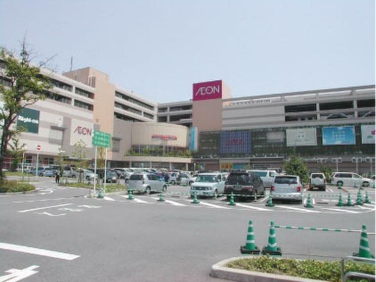 ショッピングセンター 「イオンモール柏」千葉県柏市豊町に所在する、イオンモール株式会社が管理・運営を行っているショッピングセンター。 2011年11月21日に「イオン柏ショッピングセンター」から現名称に変更された。