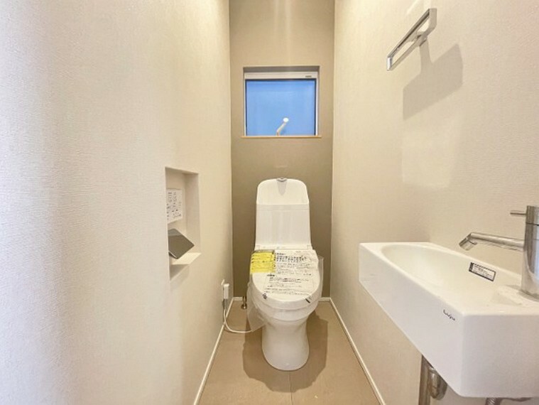トイレ ゆとりをもったトイレの広さ、シンプルなデザインで落ち着いた雰囲気の場所です