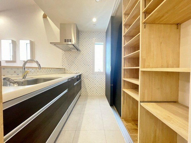 キッチン 対面式のキッチンは新たにIHコンロを入れ替え。収納棚も背面に設置してあり、会話の広がるキッチンです。