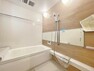 浴室 ～一日の疲れを癒す空間～新規交換された広々1620サイズのバスルームは清潔感のあるカラーのゆったりお寛ぎ頂ける空間です。足を延ばして日々の疲れを癒してください。もちろん、浴室乾燥機も完備！