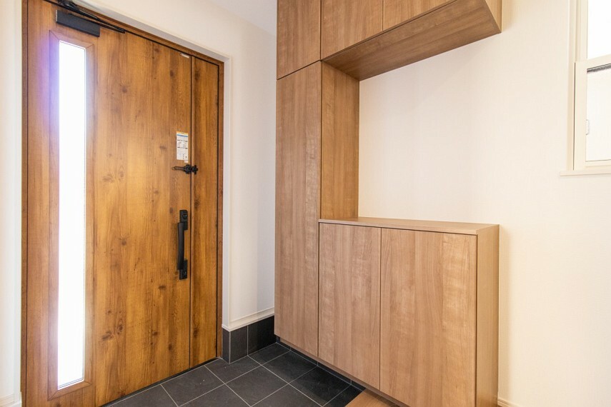 玄関 上品な木目調の玄関ドア。大容量のシューズボックスで、整然とした玄関を保つことができます。