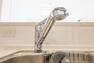 ＜浄水器一体型混合水栓＞一つの蛇口で「原水（水道水）」「シャワー」「浄水」を切り替えられる、浄水器を内蔵した混合水栓です。浄水は、水栓本体の首部分に付属のカートリッジをセットして使用します。