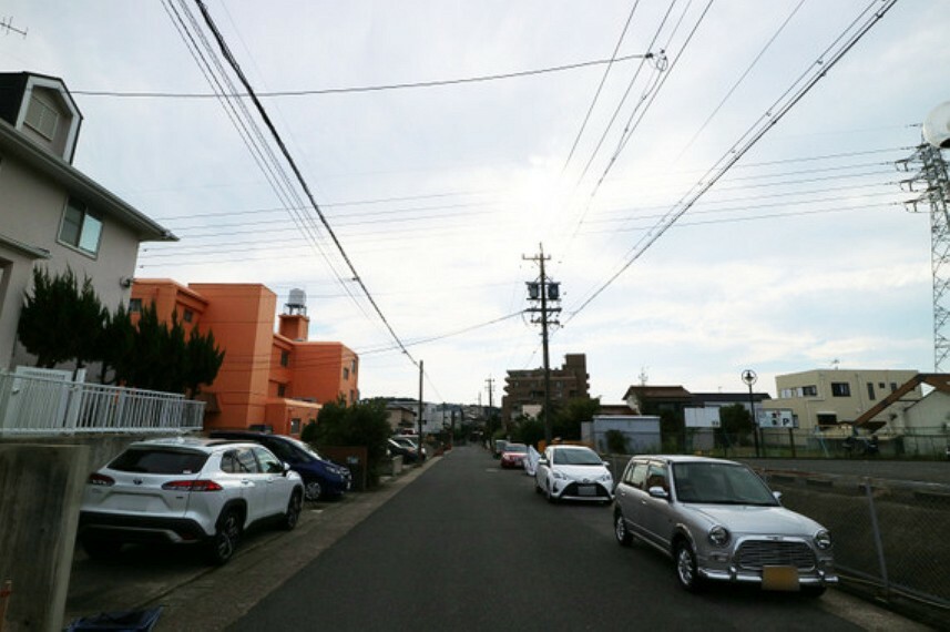 現況写真 物件の北側前面道路（東側から）［2023年10月19日撮影］