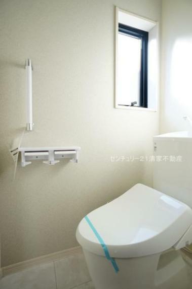 トイレ 1号棟:白を基調とした、清潔感のある水廻りです。（2024年02月撮影）