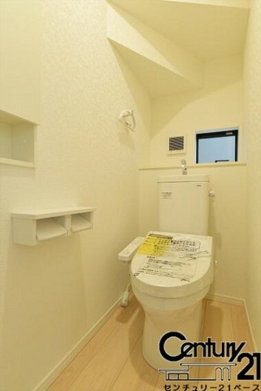 トイレ ■現地撮影写真■従来品と比べ約70％も節水タイプのトイレです！1階・2階共にウォシュレット付き！