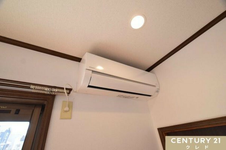 専用部・室内写真 夏は涼しく冬は暖かく、快適な室内で過ごせるように、LDKと2階の洋室にエアコンを設置済み！ 新しく買わずに済むので家計にも優しいですね。