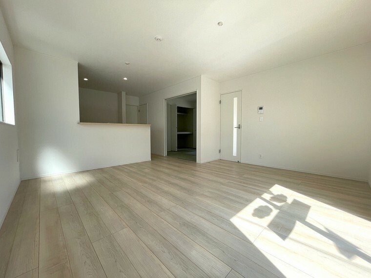 居間・リビング ハイセンスセンスな空間を豊かに表現する床、時間によってさまざまな陽光を映し出す大きな窓、住みやすさを追求した間取り。シンプルな造りだからこそ、そこに住まう家族の好みに合わせられます。