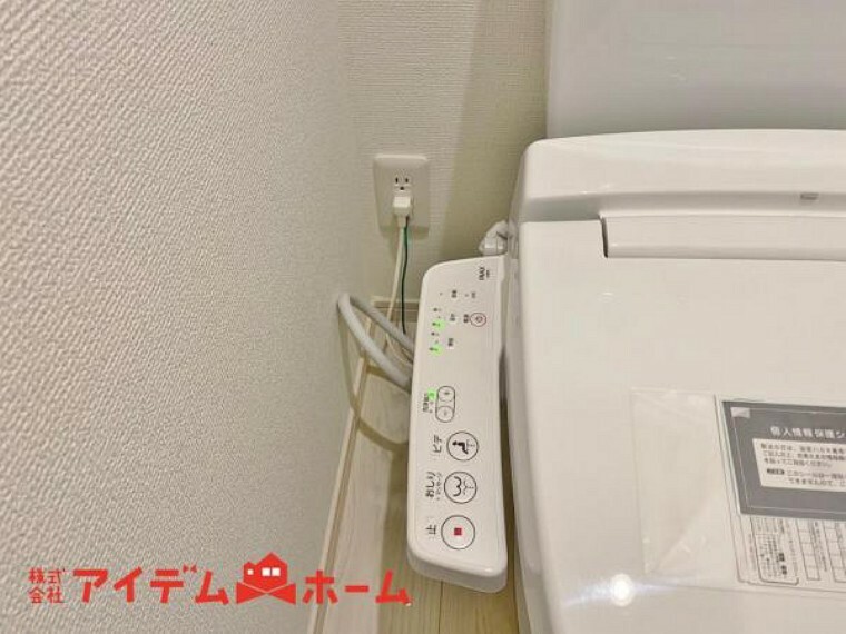 発電・温水設備 清潔感のあるトイレです。温水洗浄便座で身体も清潔に。